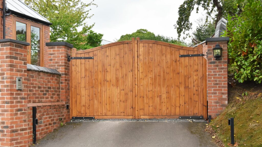 A gate in need of gate maintenance